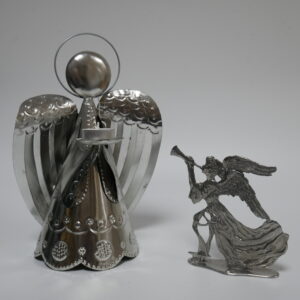 b3) engel metaal h.25cm en engel tin h.15cm €24,95