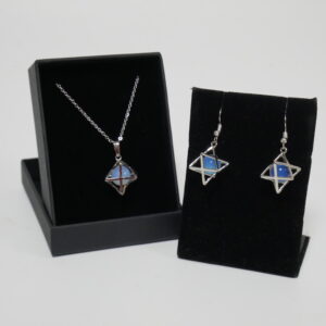 a2)  ketting en oorbellen. steen Opaliet