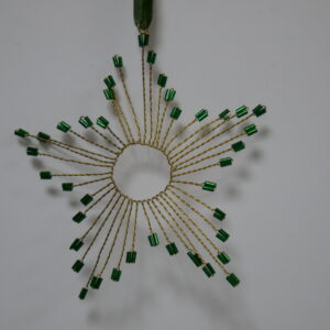 c) hanger.  ster met groene klalen