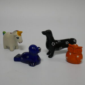 a) kisii  steen figuren van  €9,50 tot €13,50