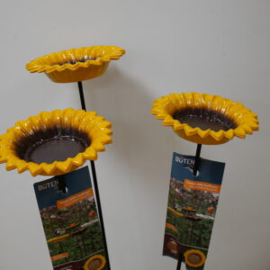 b). voederbakje op steel