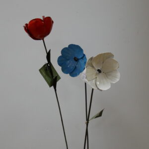 b2)  metalen bloemen op steel