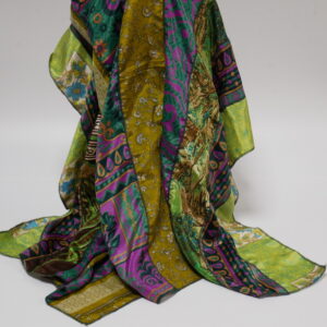 a4)  sjaal van sari's gemaakt