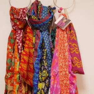 a) Sjaal van Sari stoffen