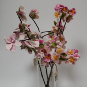 b) Tak magnolia en kersenbloesem  vilt