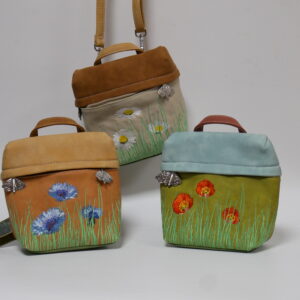 a) Meadow hand-/schoudertas. Korenbloem, klaproos of madelief