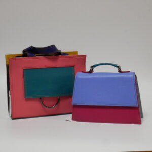 b) leren tasjes van restleer.  India.     €59,50  en  €42,95