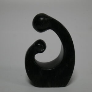 e3)  beeldje serpentijn moeder kind. hoogte 7cm.