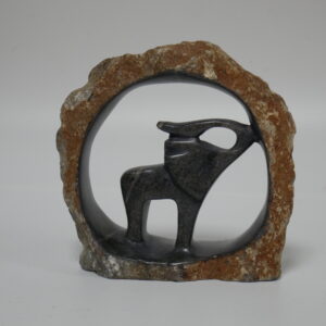 E1) olifant in ruwe steen. hoogte 15cm