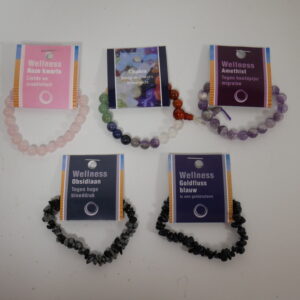 a) armbandjes edelsteen  €12,50 en splitarmbandjes €3,95