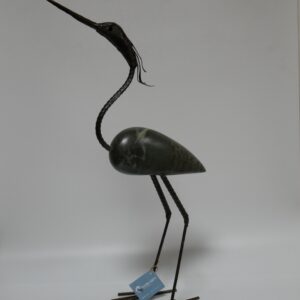 b1) vogel steen met metaal. hoogte 60cm